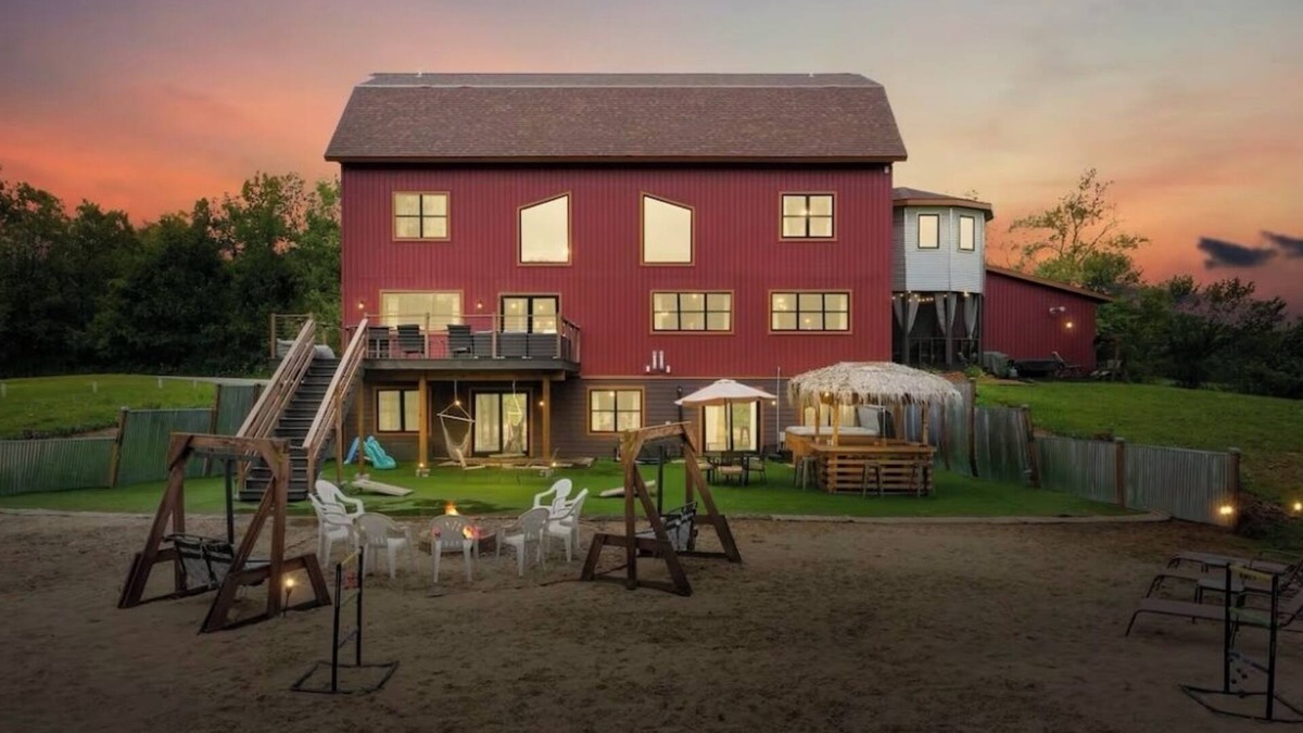 Merrimac House | Barndo with a Beach! Golf Sim, Slide, HotTub/Sauna, Volleyball, Frolf, Sleeps 24