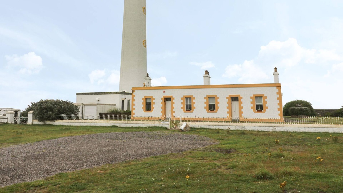 Dunbar Cottage | BARNS NESS LIGHTHOUSE COTTAGE, pet friendly, with a garden in Dunbar