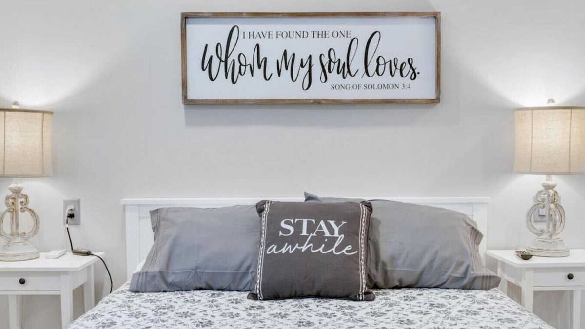 Berlin Apartment | Barnwood Suite · Romantic getaway on Main Street - Barnwood Suite