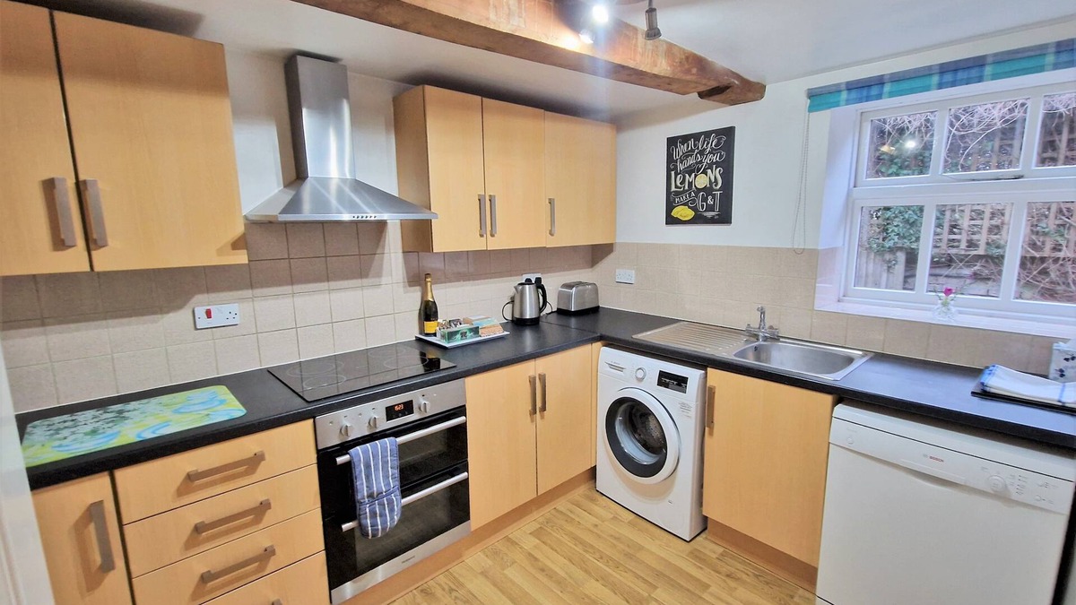 Ivinghoe Cottage | Barnyard Cottage - three bedroom barn conversion with free wi-fi