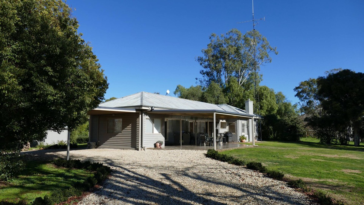 Nagambie House | Barong on the Water. Relax in the sweeping gardens on the edge of Lake.n
