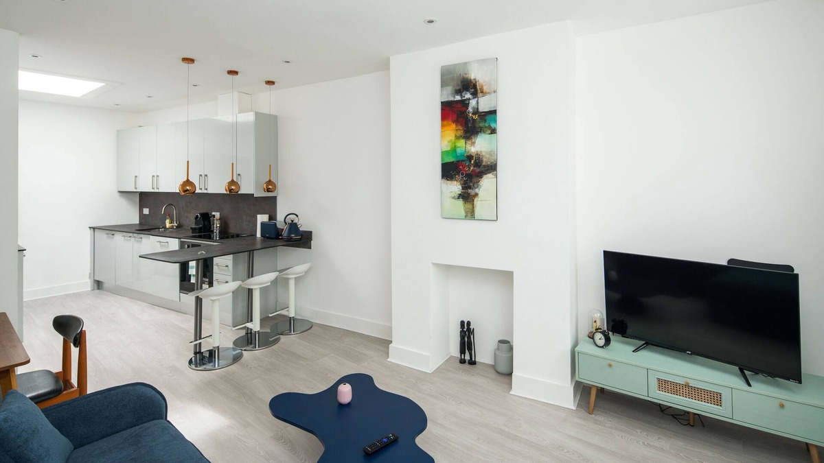 West Kensington Apartment | Barons Court 1 Bed