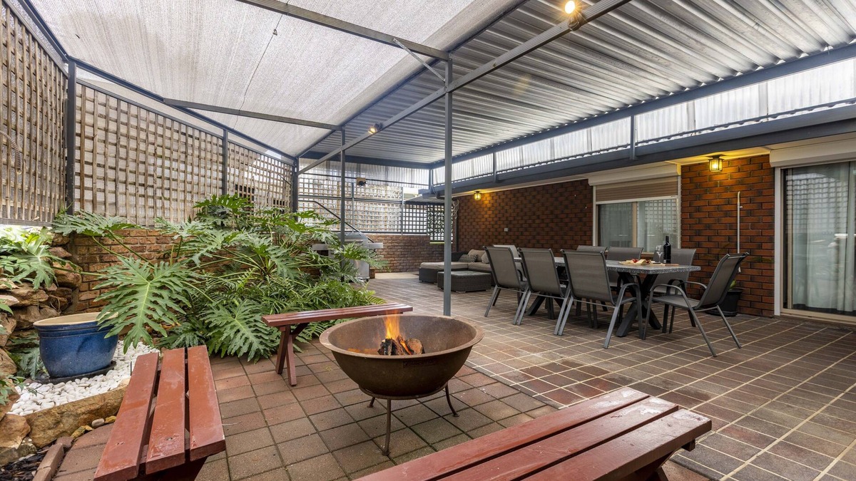 Lyndoch House | Barossa- Lyndoch-Sleeps 10-Spacious/Spa/Wifi/Foxtel - Groups/Family and Pets
