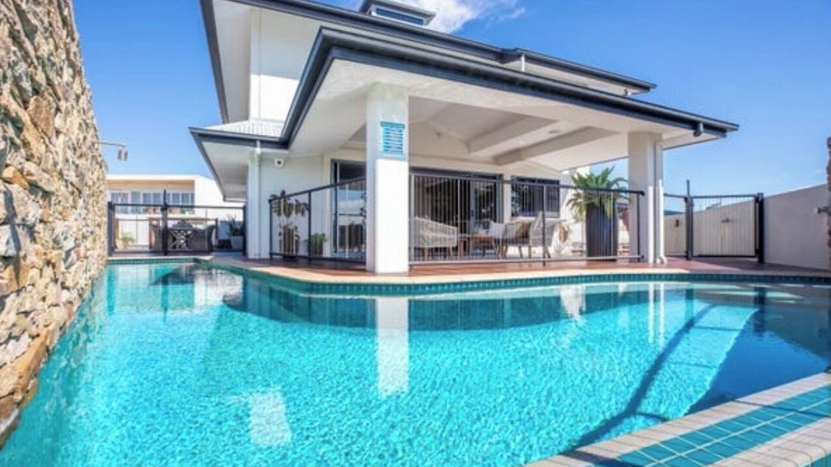 Eimeo House | Barralong Where Two Waters Meet Is True Luxury Right on the Whitsunday Coast