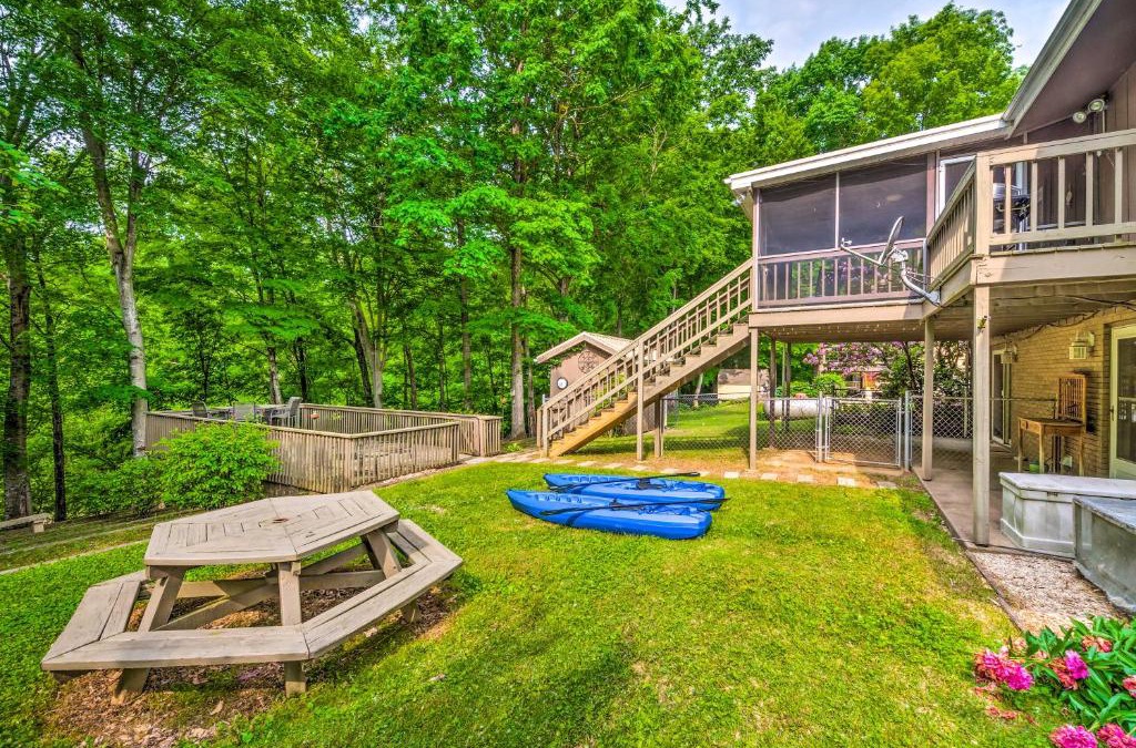 Scottsville House | Barren River Lake Home with Boat Dock and Grill!
