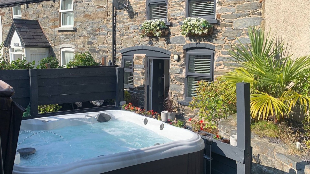 Llanfair Talhaiarn Cottage | Barrog Cottage - sleeps 2 guests in 1 bedroom
