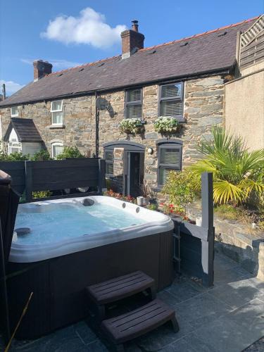 Llanfair Talhaiarn House | Barrog Cottage