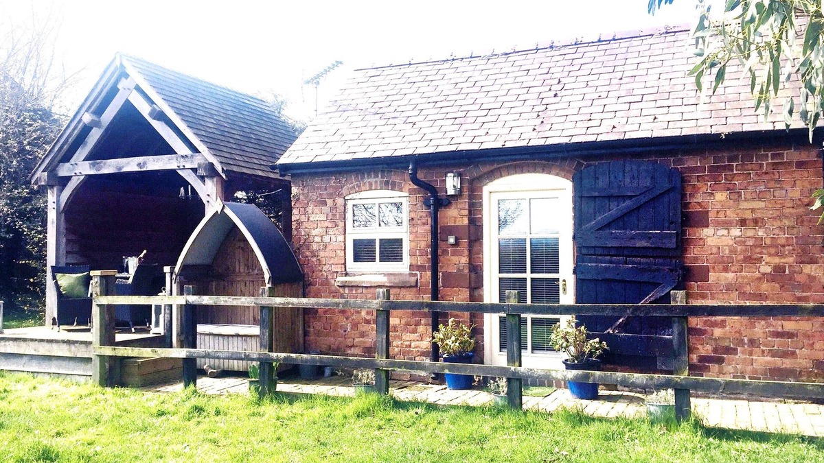 Barton Cottage | Barton Bank Cottage-Romantic Country Cottage for 2-pet friendly