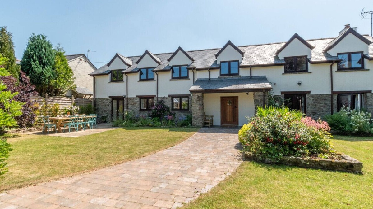 West Down House | Barton Farm - Four Bedroom House, Sleeps 8