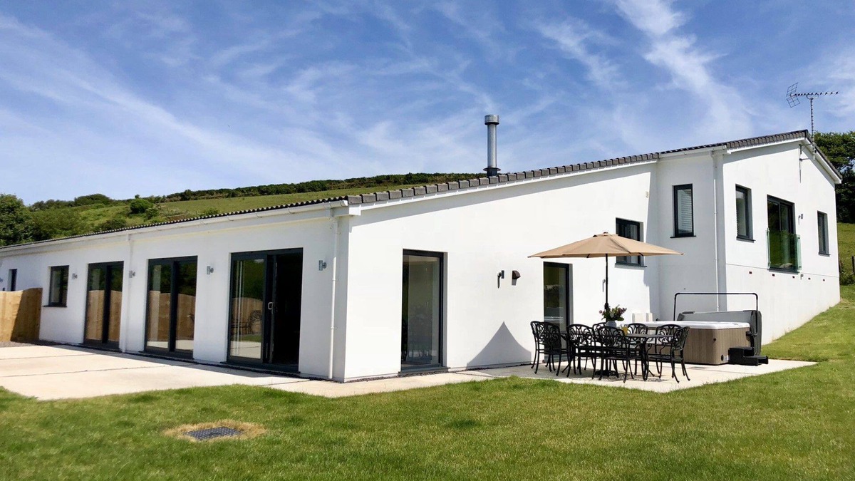 West Down Apartment | Barton Rock, sleeps 10 with a hot tub