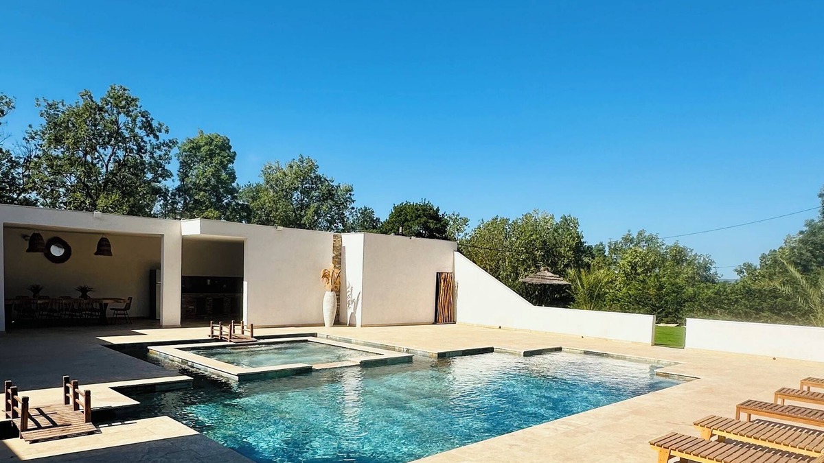 Les Pennes-Mirabeau Villa | Bas de Villa Avec Piscine Balinaise et Pool House de 200m2!