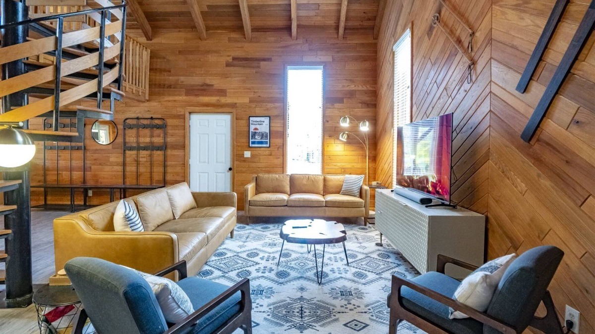 Northface Ski Chalet | Base Camp - 175 Slopeside RoadBase Camp - Walk-to-Slope at Timberline Mountain, Dog Friendly, Air Conditioning