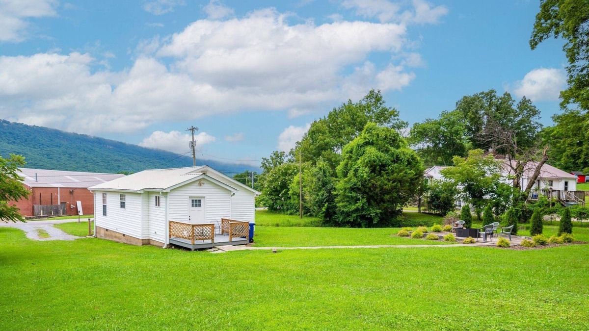 Lookout Valley Neighborhood Association House | Base of Lookout Mountain - 1 mile to The Venue - 10 minutes to Downtown hiking