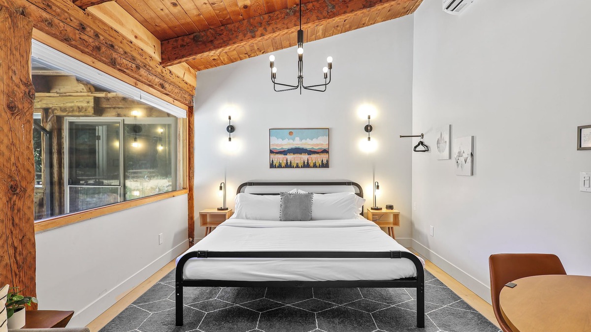 Mount Shasta Cabin | Basecamp Lodge - Cabin 3
