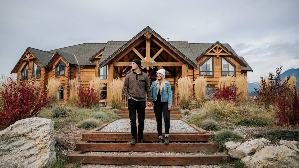 Golden Cabin | Basecamp Lodge Golden | Family Room