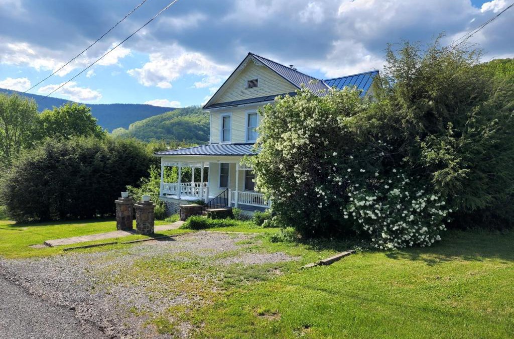 Durbin House | BaseCampWV-Durbin. Spacious 4 bedroom house w/yard