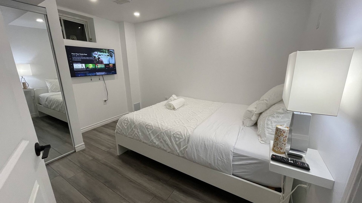 Barrie House | Basement 4 minutes from Centennial beach Barrie