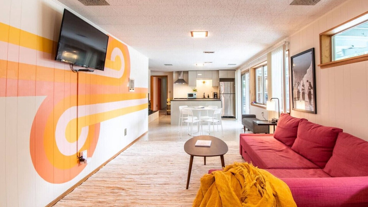 White Center House | Basement Apartment w/Hot Tub & Bombshelter!