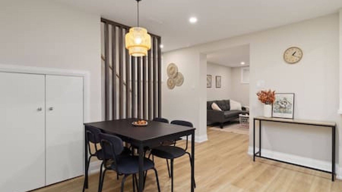 Clarkson-Lorne Park House | Basement unit - Fully Renovated Beautiful stay