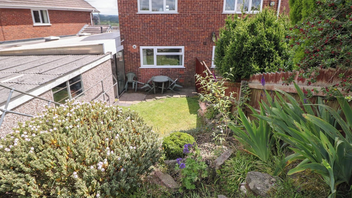 Leek Cottage | BASFORD VIEW, family friendly, with a garden in Cheddleton