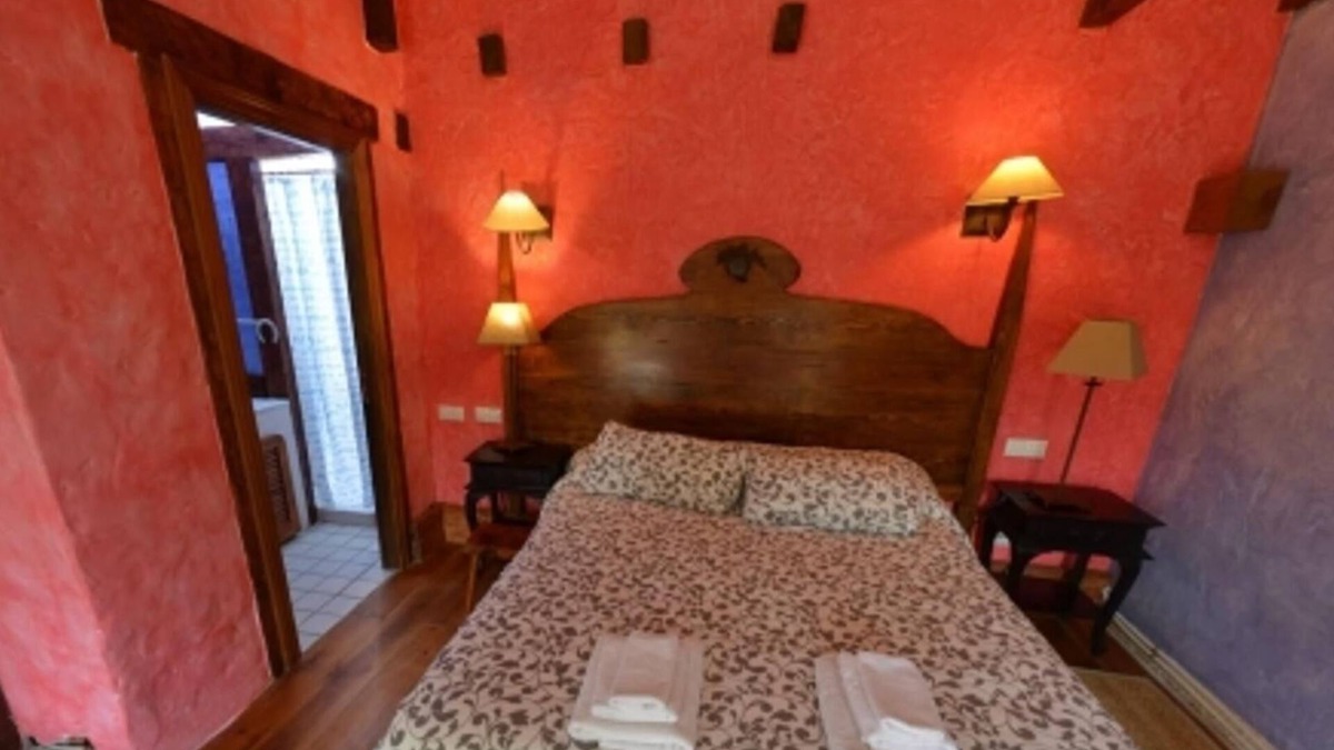 Olmedo Hotel | Basic Triple Room: Private entrance and porch