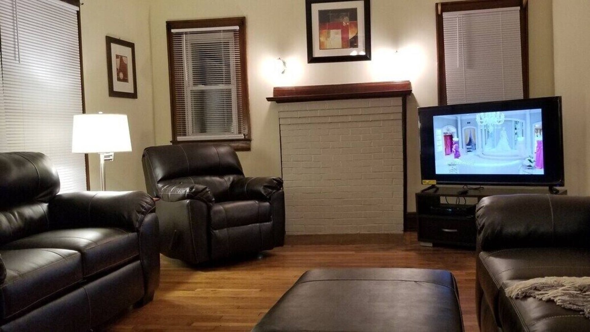 Dunbar House | Basics on a Budget, King, 55in smart TV, Wifi,Pets