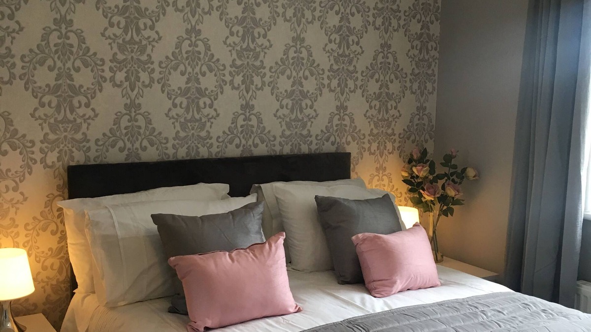 Laindon House | Basildon , Laindon 3 bedroom semi- detached house .