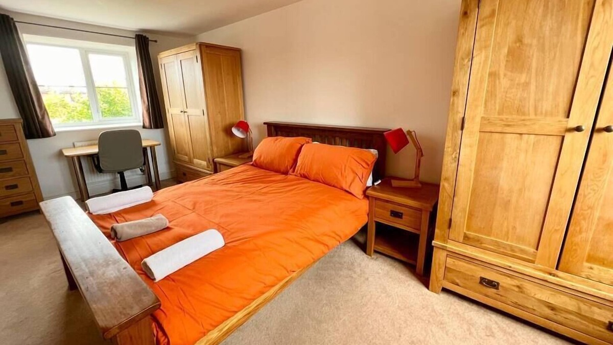 Sherborne St. John House | Basingstoke En-suite Room Townhouse Near Hospital