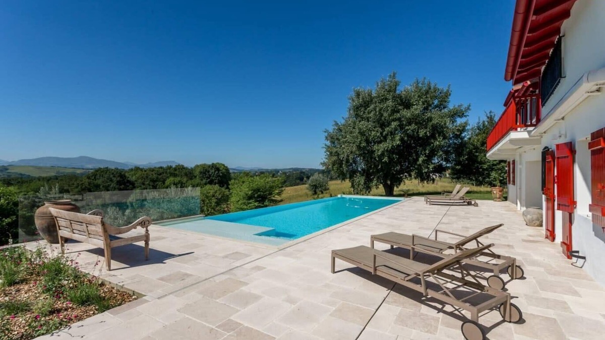 Briscous House | Basque Country │Magnificent villa · 7 suites · View on the Pyrenees · Pool