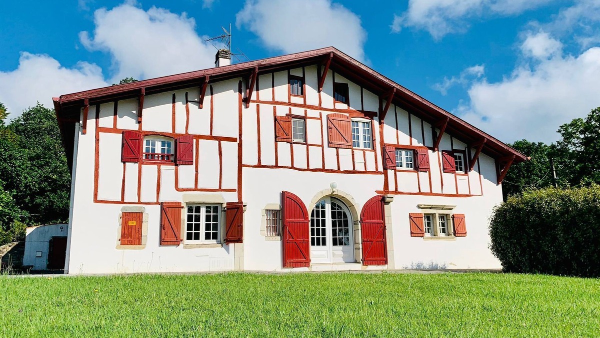 Briscous House | Basque house between land and sea