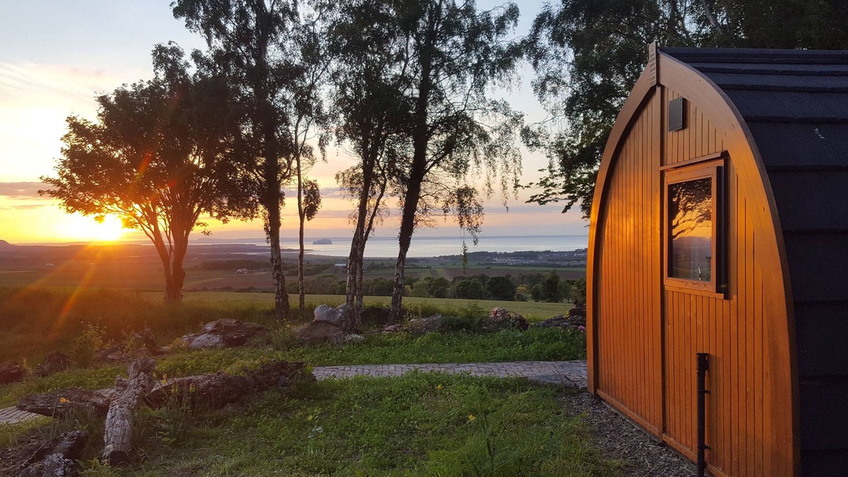 Dunbar Cabin | Bass Rock Pod - Luxury King Size Bed - Sea View