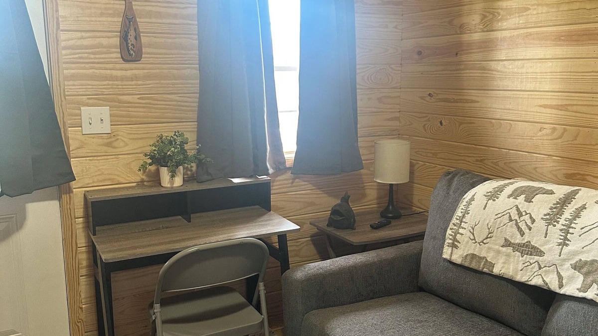 Stevenson Cabin | Bassmasters - Cozy 1-bedroom cabin with WiFi, AC in fabulous Stevenson