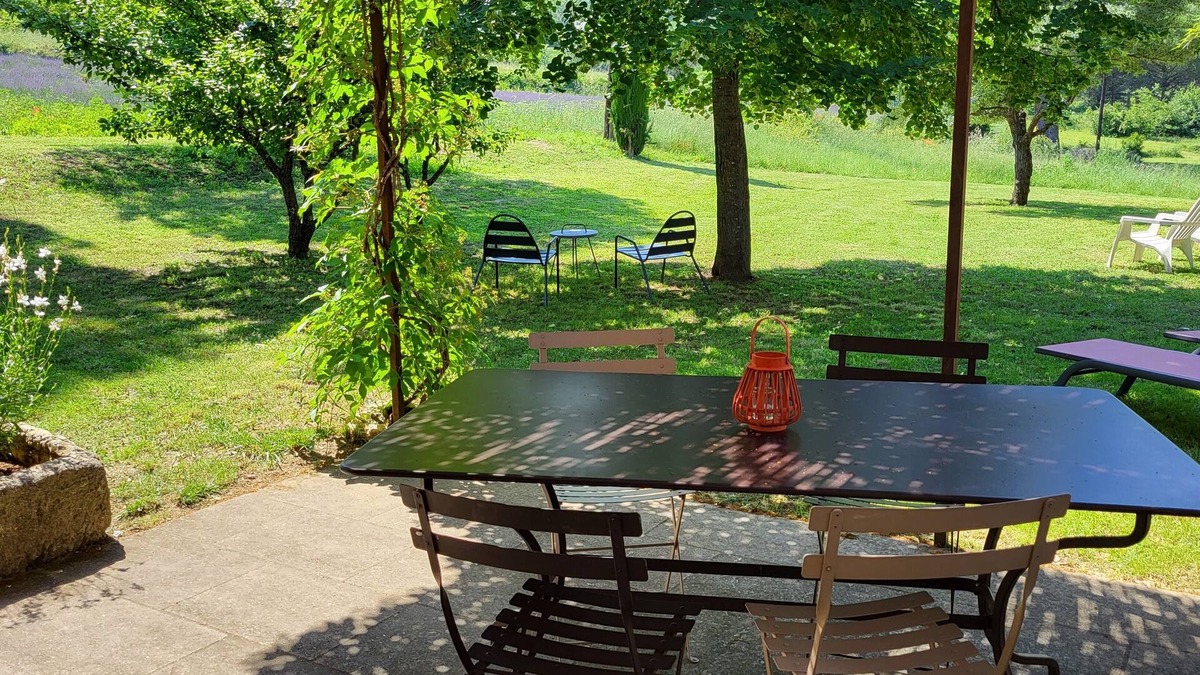 Apt House | Bastide de la Mandarine du 18 ° s Red Ocher Natural in the Heart of the Luberon