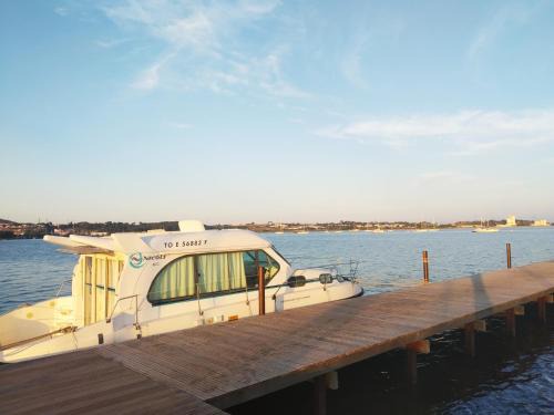 Beziers Boat Rental | Bateau 6 personnes sans permis terrasse à quai