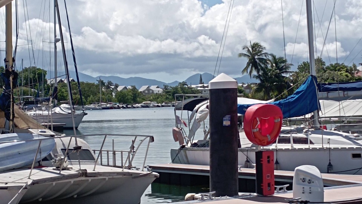 Bas du Fort Boat Rental | Bateau a Quai Entièrement Climatisé au Centre de L'île de la Guadeloupe