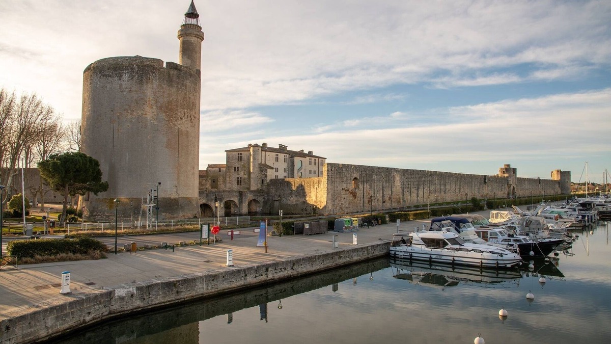 Beaucaire Boat Rental | Bateau au Port en Plein Coeur de Beaucaire