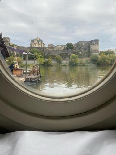 Downtown Angers Boat Rental | Bateau traditionnel de Loire face au château d'Angers