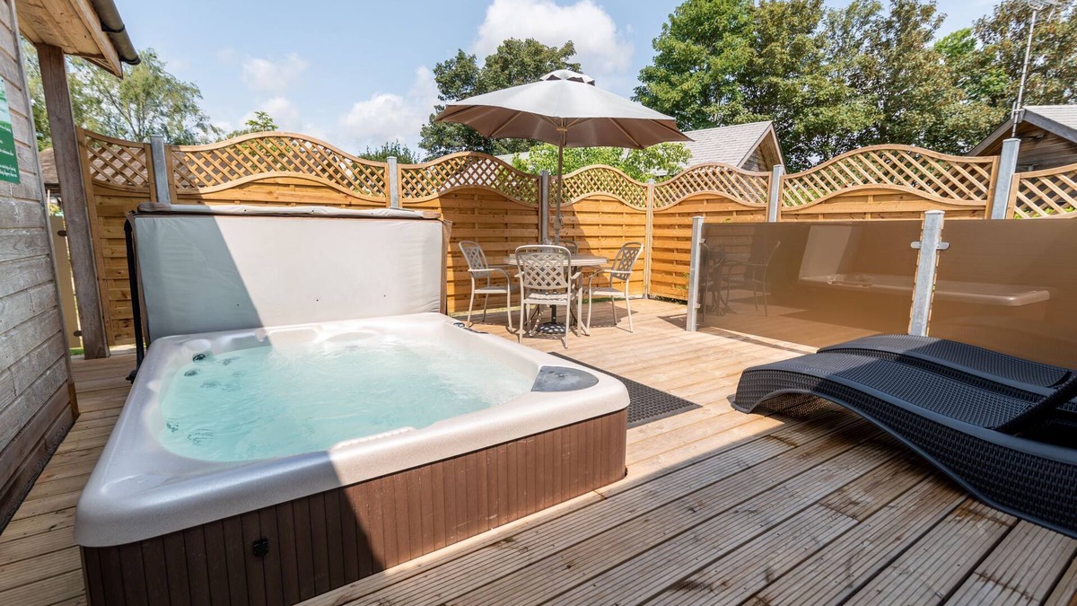 Cheddar Cabin | Bath & West lodge - sleeps 4/5 with private hot tub