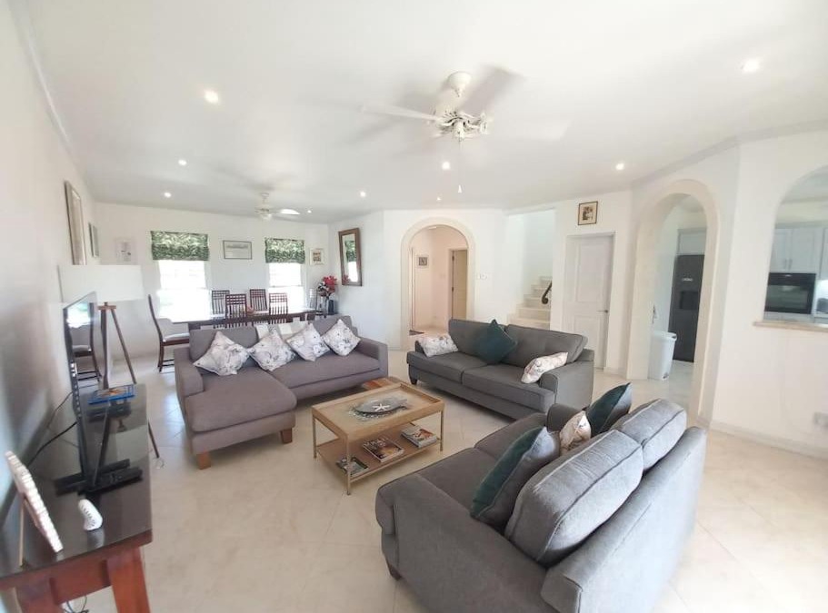 Little Battaleys House | Battaleys Mews modern 3 bed with plunge pool