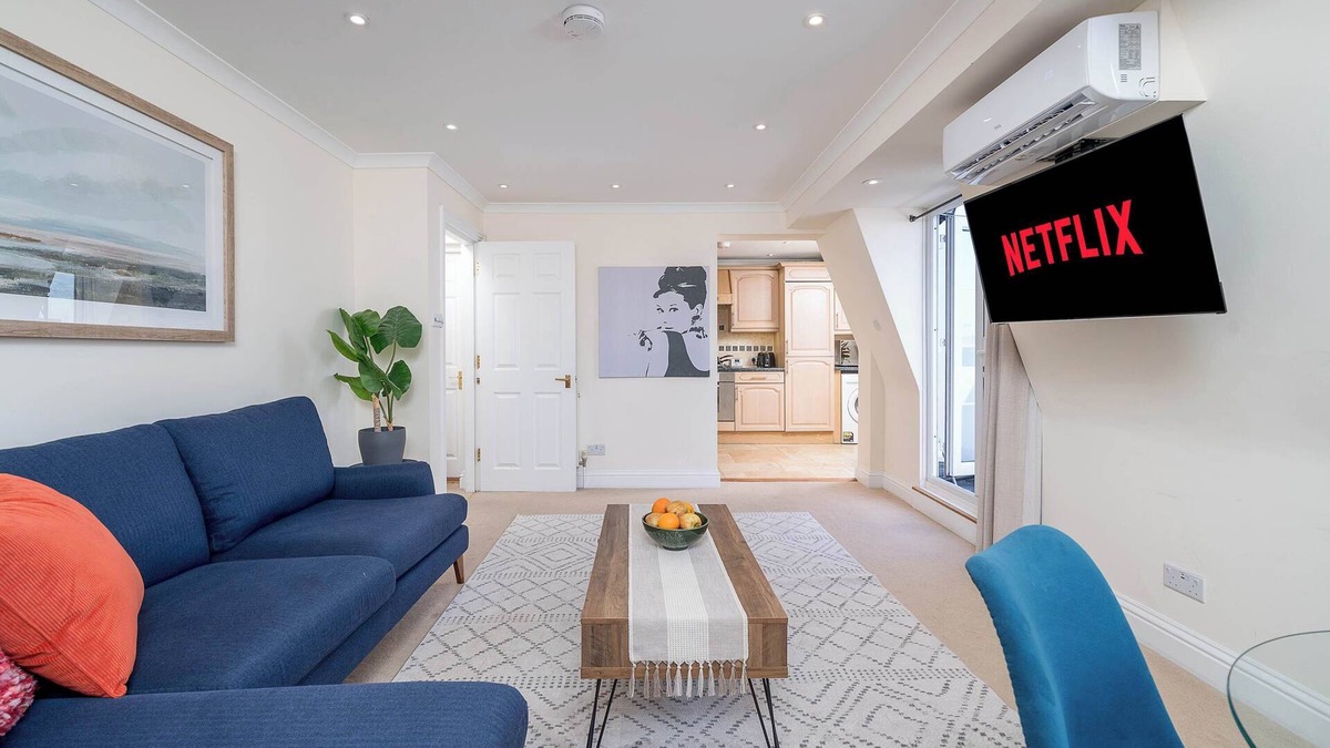 Battersea Apartment | Battersea Park 7 Min walk Balcony Cafés Below