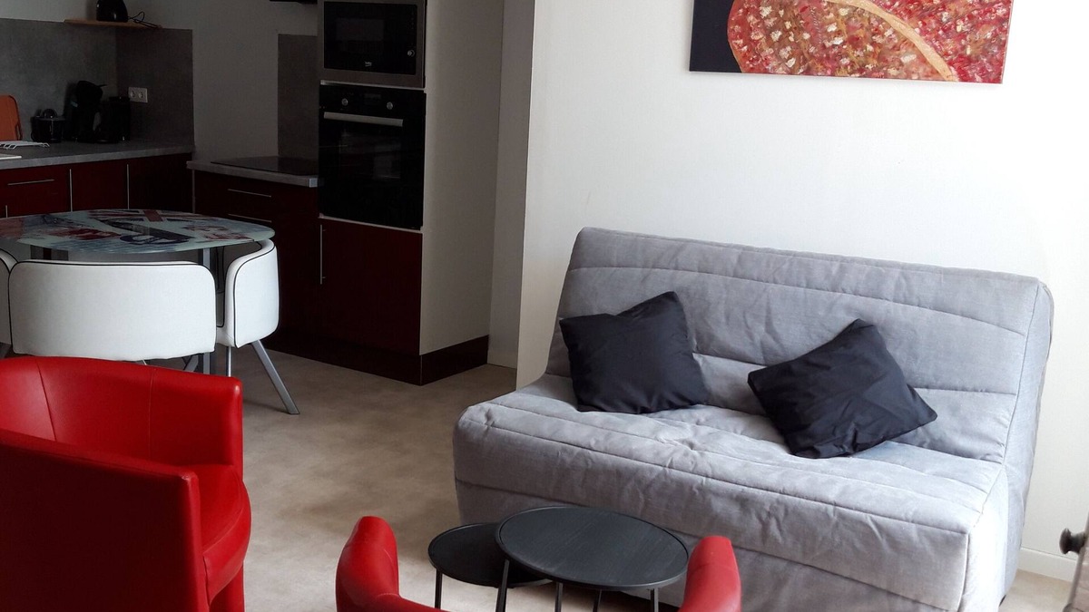 Saint-Quentin-les-Beaurepaire Apartment | Bauge In the heart of downtown Bauge, a quarter of an hour from Zoo la Flèche