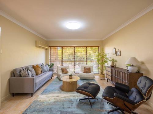 Carindale House | Bauhaus Design 5 Bedrooms Home at Carindale