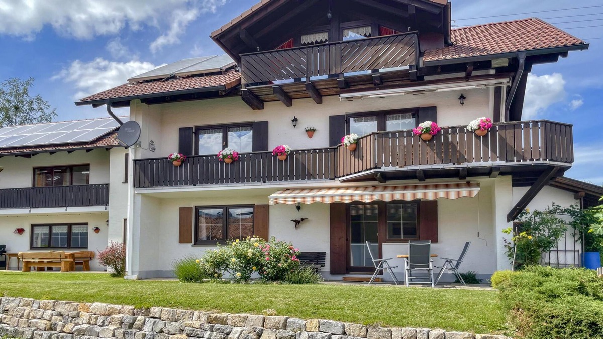 Wildsteig Apartment | Bavaria apartment with tiled stove and terrace