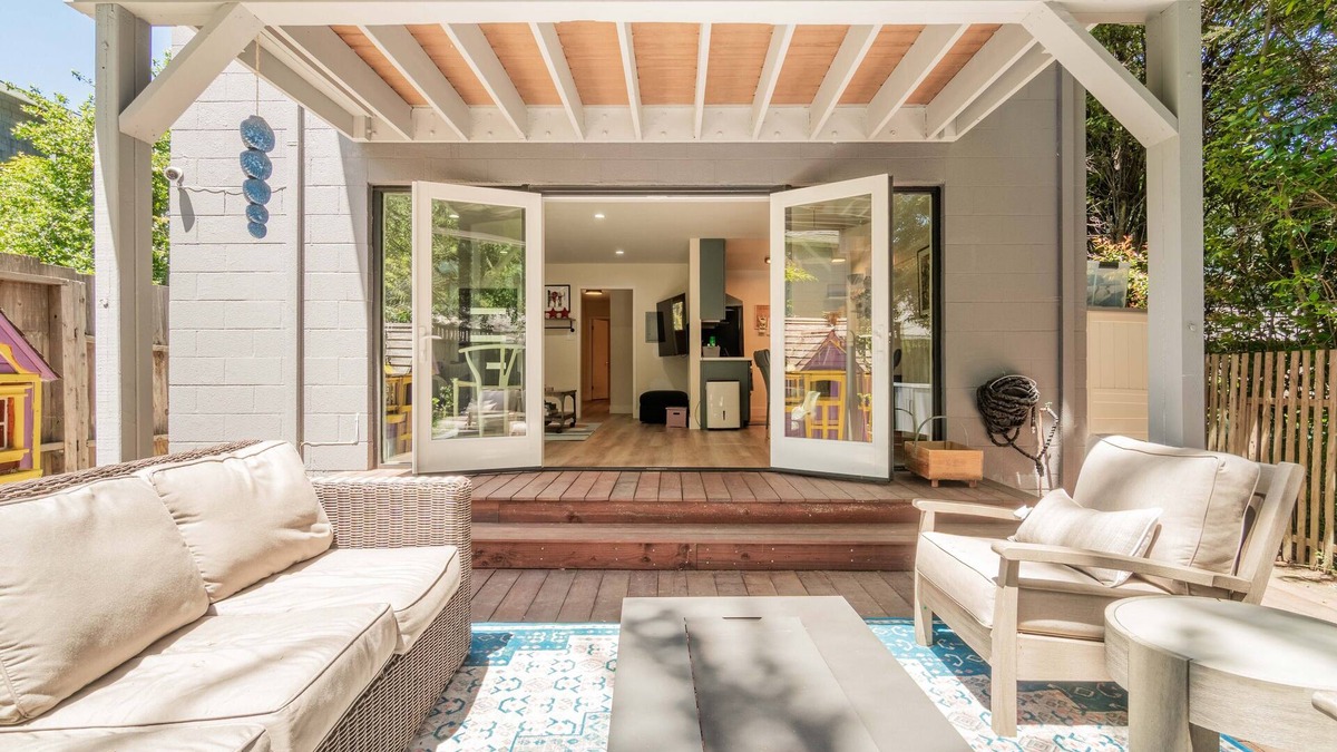 Mill Valley Apartment | Bay Area Getaway -The Best in Downtown Mill Valley - Tesla Charger ,Yard FirePit