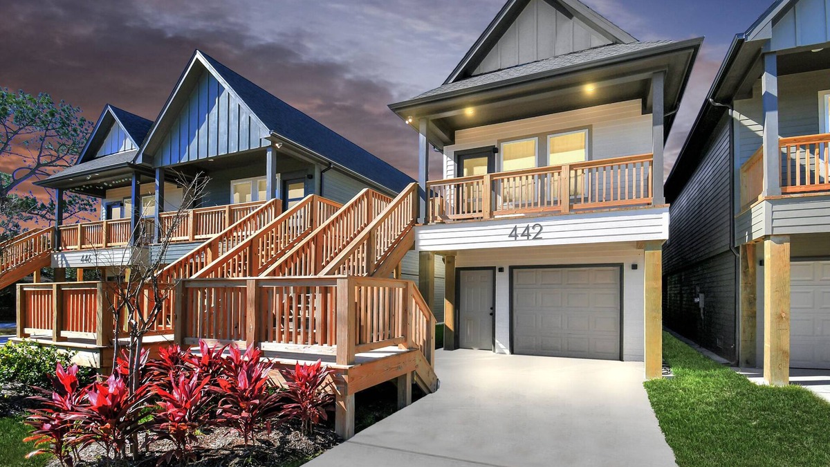 San Leon House | Bay Breeze Bungalow - Game Room & Pet Friendly; 2 Blocks from Pier 6