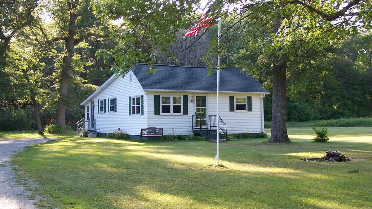 Oconto Cottage | Bay Breeze Cottage - 4 Season Fully Outfitted Vacation Getaway!