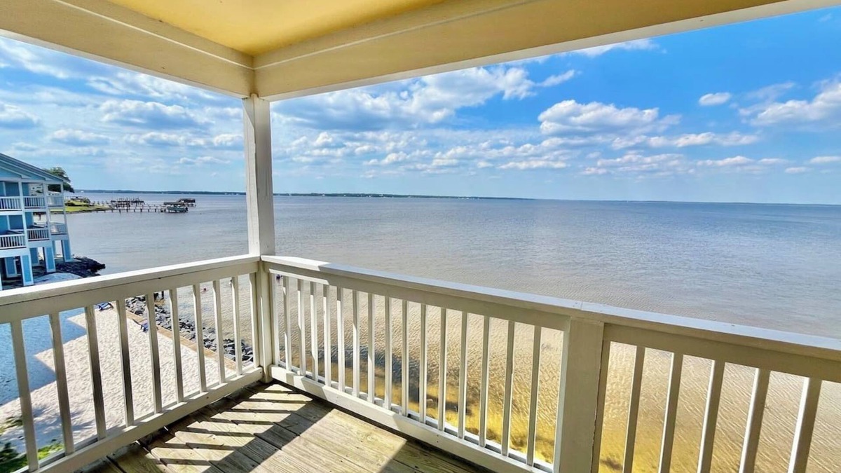 Innerarity Townhomes House | Bay Breeze: Gorgeous Waterfront Unit with Kayaks!