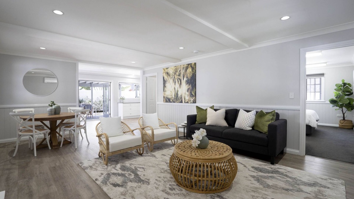 Wynnum House | Bay Breeze Manor: Grand 5BR Queenslander Haven