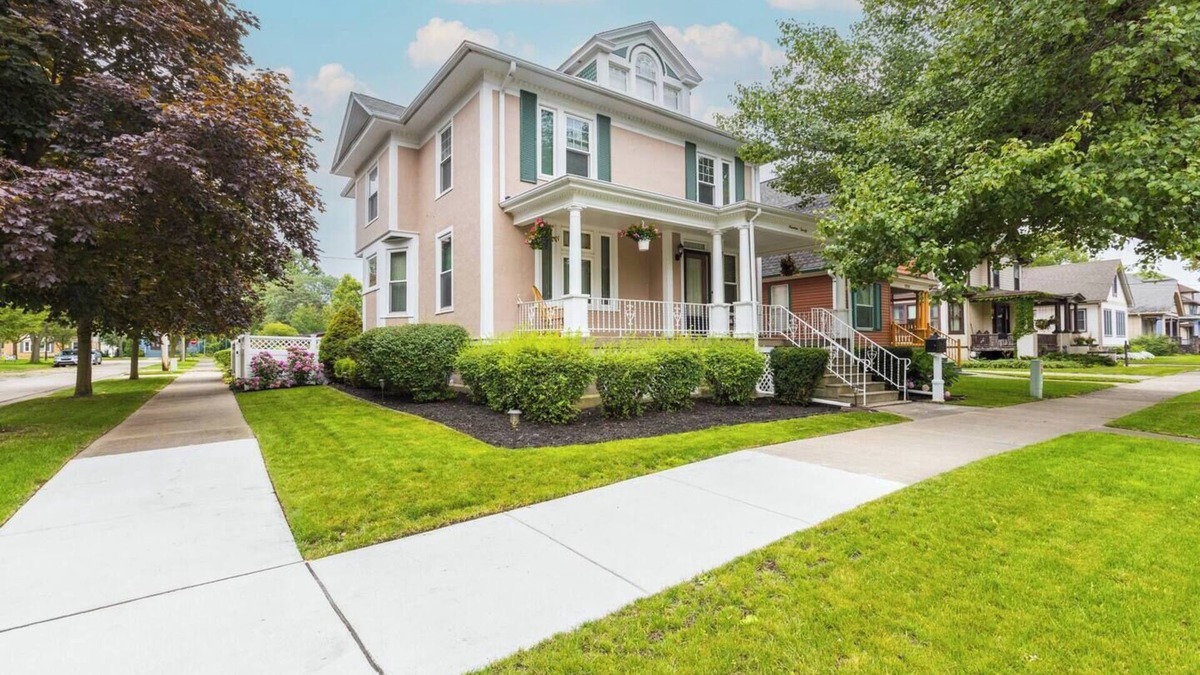 Center Avenue Historic District House | Bay Breeze Mansion | DogsOK | HotTub-open | 6 BDR+