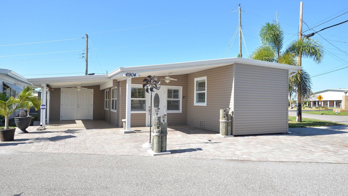 Trailer Estates House | Bay Cottage - 940 sq Ft! Luxury for Your Stay - 30 Day Rental - 55+ Community